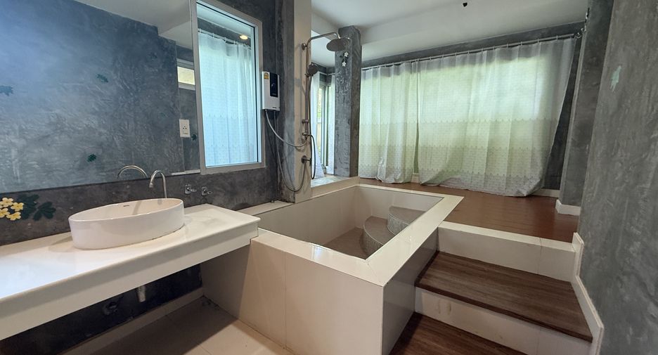 For rent 4 bedrooms villa in Bang Lamung, Chonburi