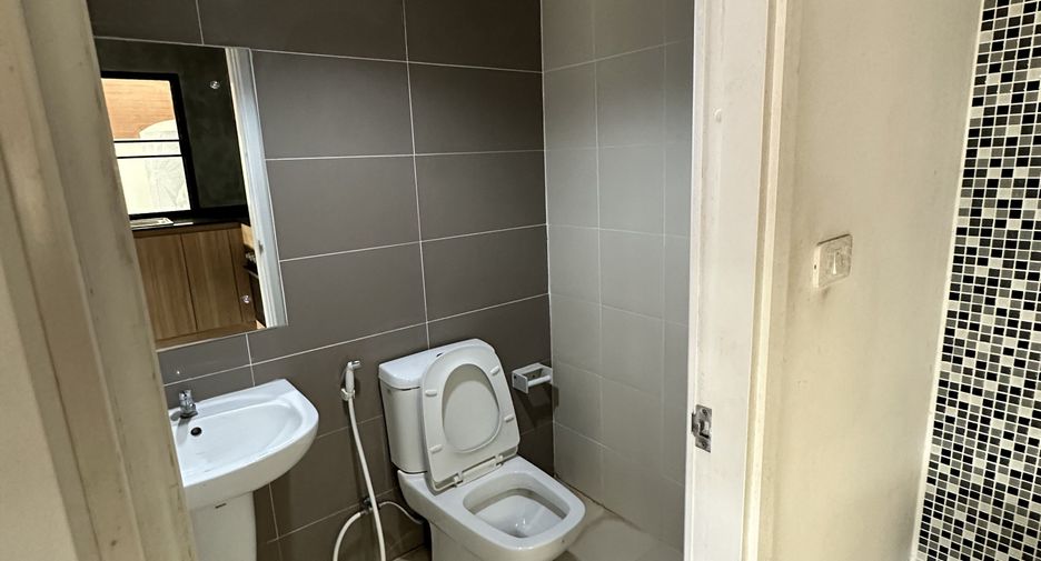 For sale 3 bedrooms townhouse in Sai Mai, Bangkok