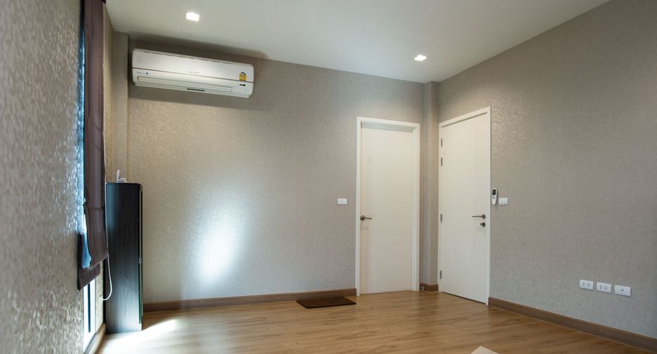 For sale 5 bedrooms house in Bang Khun Thian, Bangkok