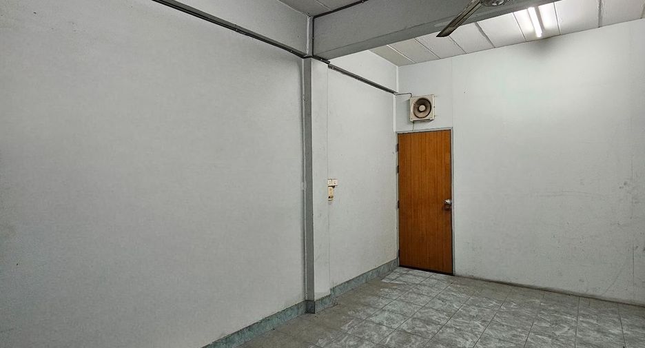 For sale 3 bedrooms retail Space in Thawi Watthana, Bangkok