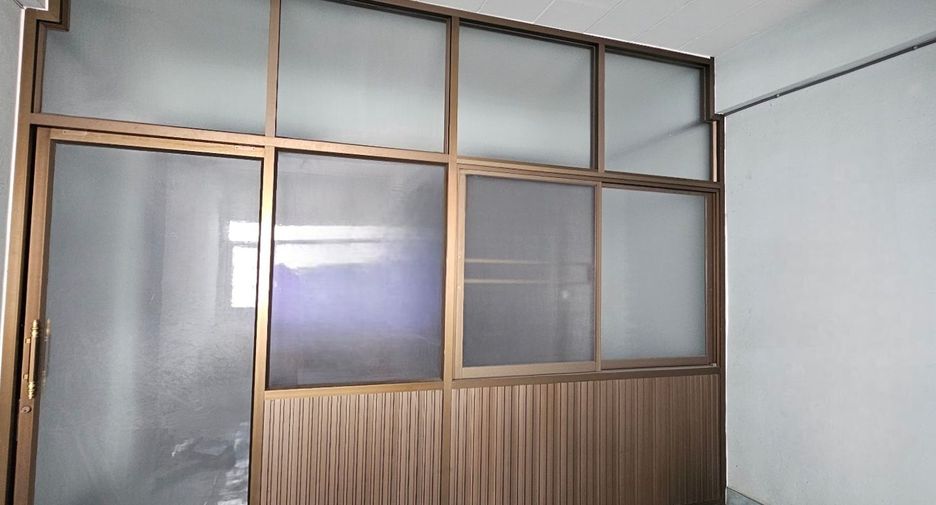 For sale 3 bedrooms retail Space in Thawi Watthana, Bangkok
