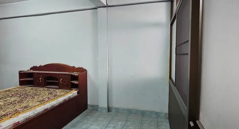 For sale 3 bedrooms retail Space in Thawi Watthana, Bangkok