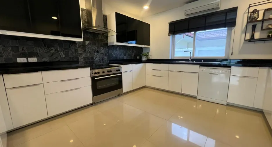 For rent 5 bedrooms house in Bang Lamung, Chonburi