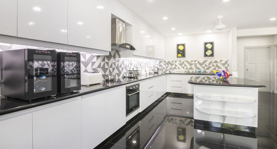 Haus zum Kauf mit 9 Zimmer in Sattahip, Chonburi