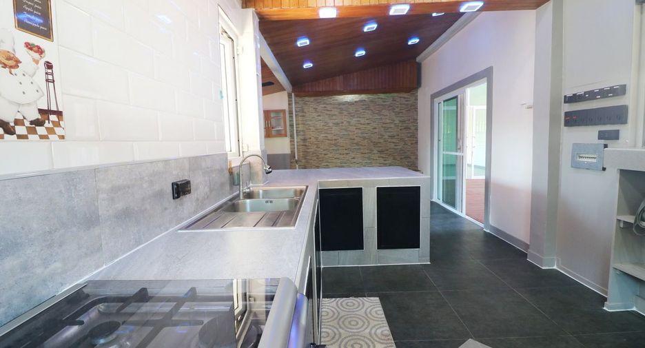 For sale 4 bedrooms house in Mueang Udon Thani, Udon Thani