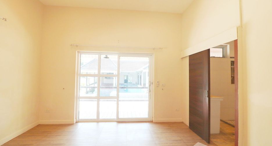 For sale 4 bedrooms house in Mueang Udon Thani, Udon Thani