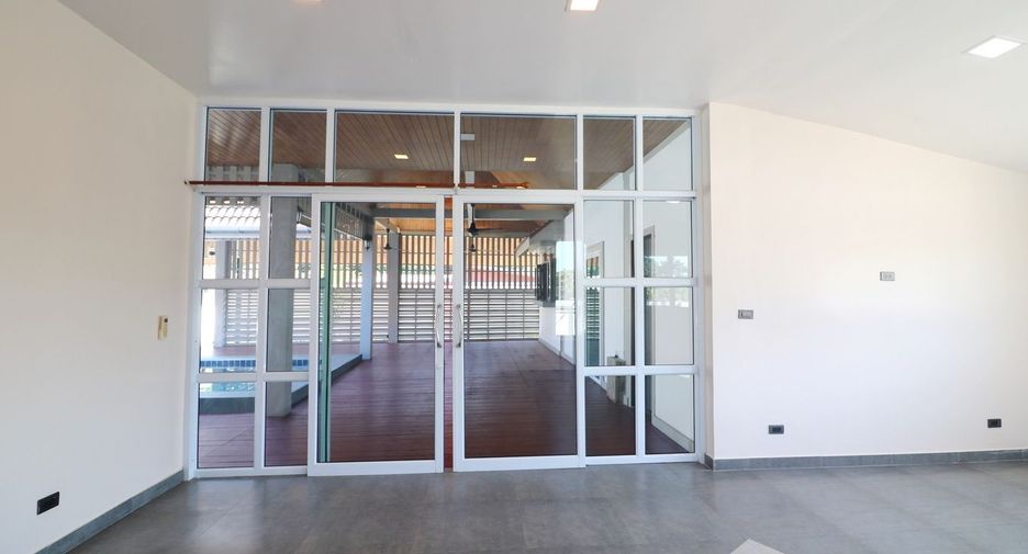 For sale 4 bedrooms house in Mueang Udon Thani, Udon Thani