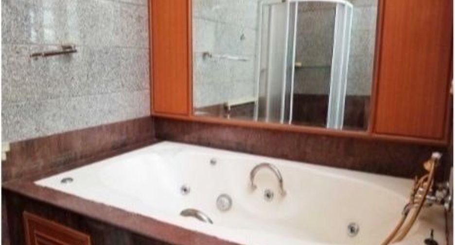 For sale 5 bedrooms condo in Wang Thonglang, Bangkok