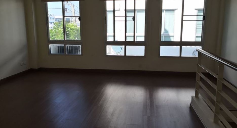 Reihenhaus zum Kauf und zur Miete mit 3 Zimmer in Prawet, Bangkok