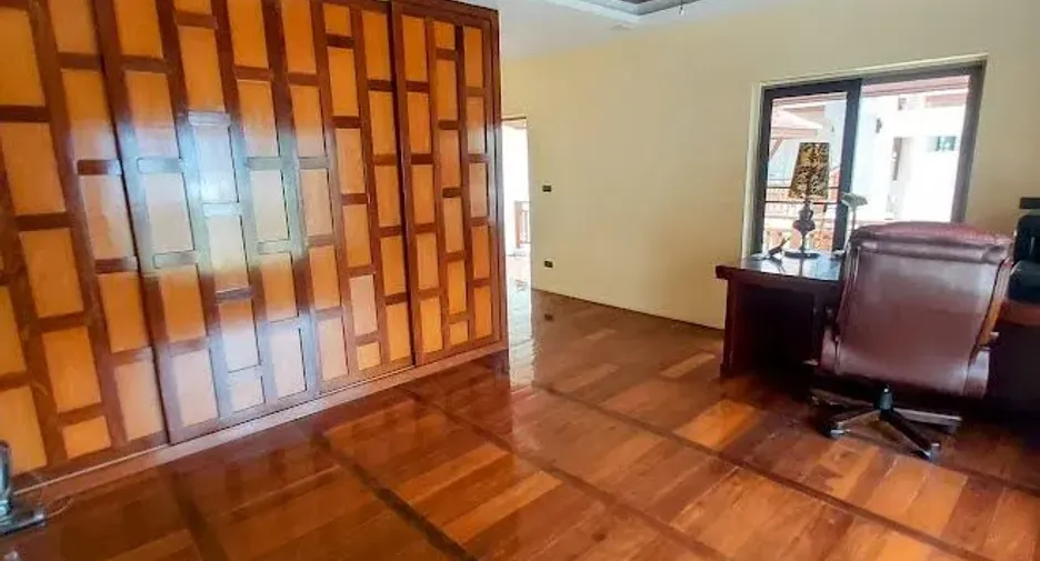 Haus zum Kauf mit 4 Zimmer in Sattahip, Chonburi