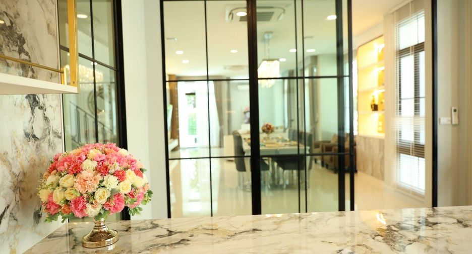Villa en venta y en alquiler de 5 habitaciones en Saphan Sung, Bangkok