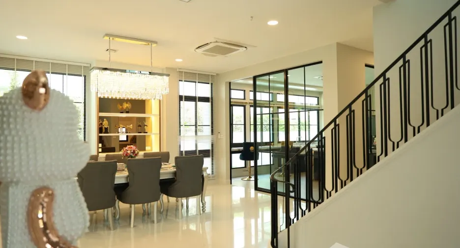 Villa en venta y en alquiler de 5 habitaciones en Saphan Sung, Bangkok