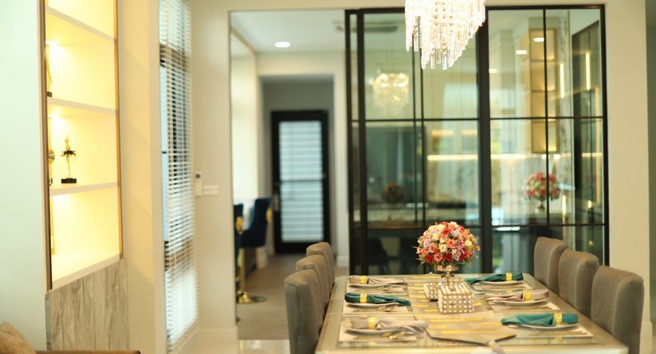 Villa en venta y en alquiler de 5 habitaciones en Saphan Sung, Bangkok