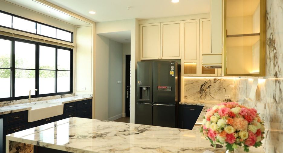 Villa en venta y en alquiler de 5 habitaciones en Saphan Sung, Bangkok