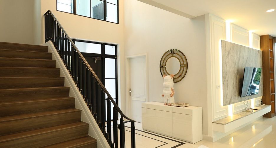Villa en venta y en alquiler de 5 habitaciones en Saphan Sung, Bangkok