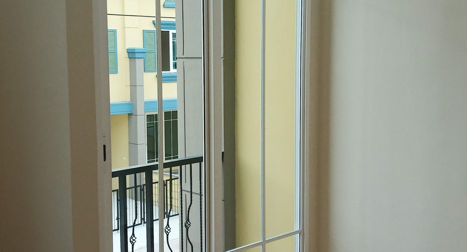 À vendre 3 chambres maison de ville à Bang Khae, Bangkok