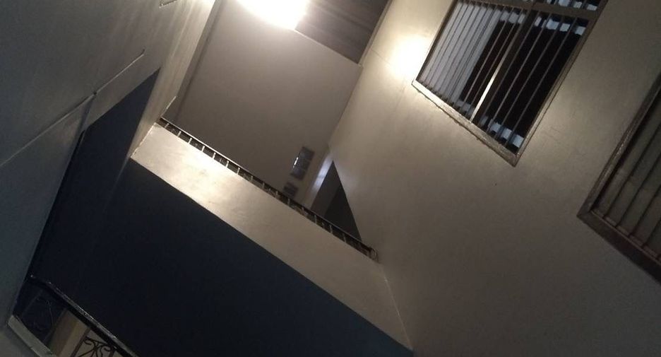 For sale 4 bedrooms townhouse in Khlong Toei, Bangkok