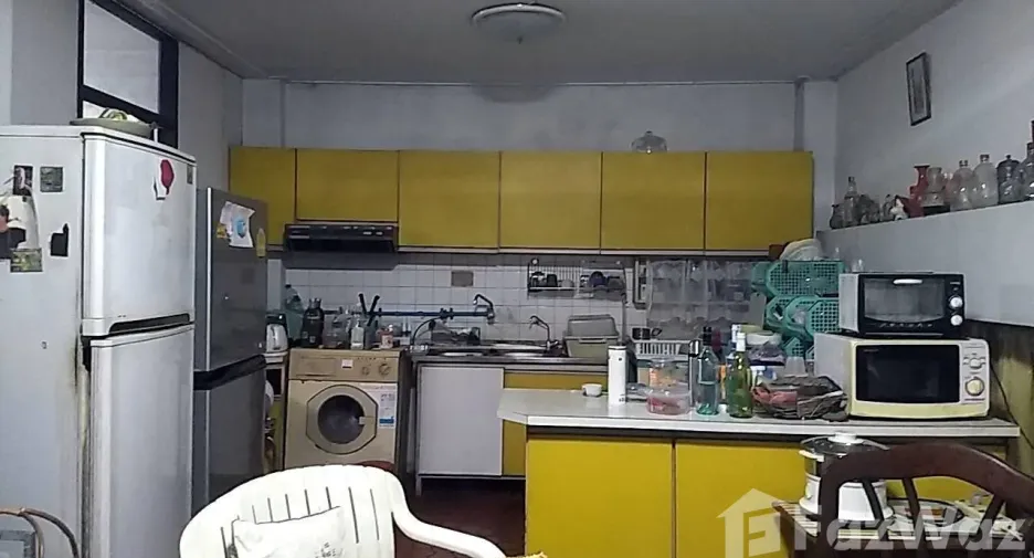 For sale 4 bedrooms townhouse in Khlong Toei, Bangkok