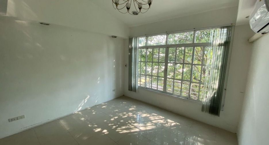 For sale 4 bedrooms retail Space in Watthana, Bangkok