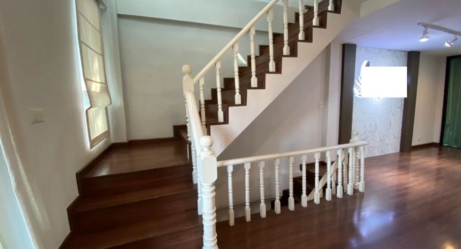 For sale 4 bedrooms retail Space in Watthana, Bangkok