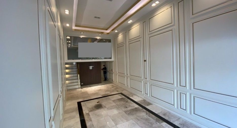 For sale 4 bedrooms retail Space in Watthana, Bangkok