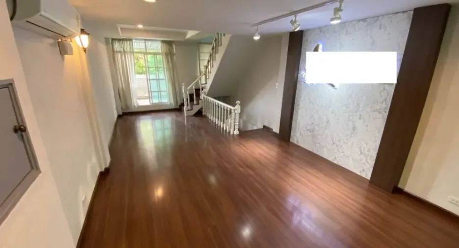 For sale 4 bedrooms retail Space in Watthana, Bangkok