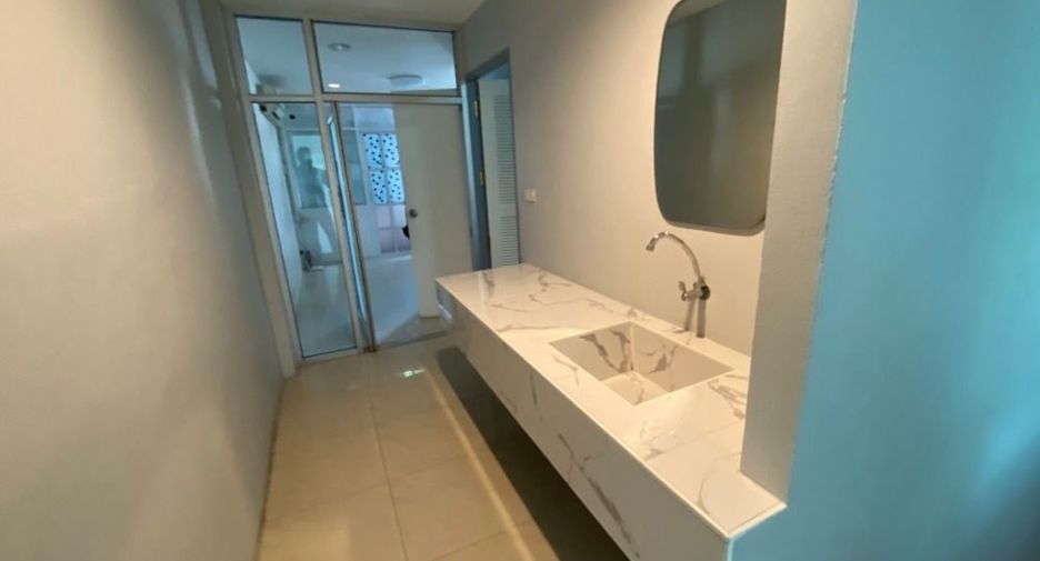 For sale 4 bedrooms retail Space in Watthana, Bangkok