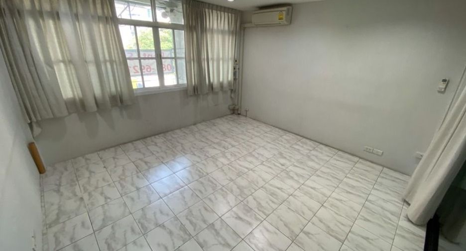 For sale 4 bedrooms retail Space in Watthana, Bangkok