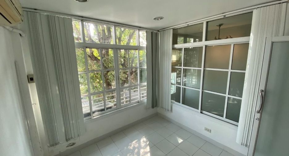 For sale 4 bedrooms retail Space in Watthana, Bangkok