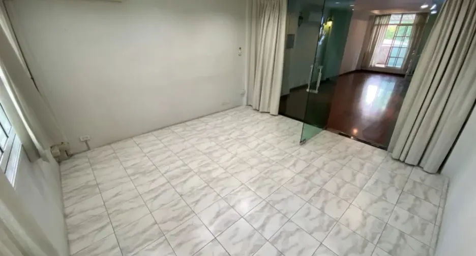 For sale 4 bedrooms retail Space in Watthana, Bangkok