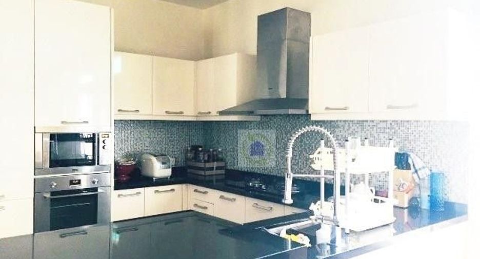 Casa adosada en venta de 3 habitaciones en Huai Khwang, Bangkok