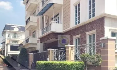 Casa adosada en venta de 3 habitaciones en Huai Khwang, Bangkok