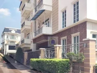 For sale 3 bedrooms townhouse in Huai Khwang, Bangkok