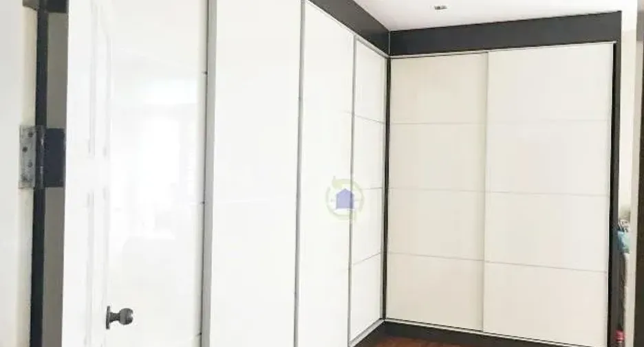 Casa adosada en venta de 3 habitaciones en Huai Khwang, Bangkok