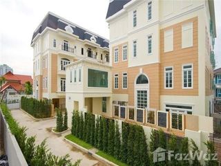 For sale 3 bedrooms townhouse in Huai Khwang, Bangkok