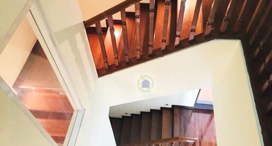 Casa adosada en venta de 3 habitaciones en Huai Khwang, Bangkok