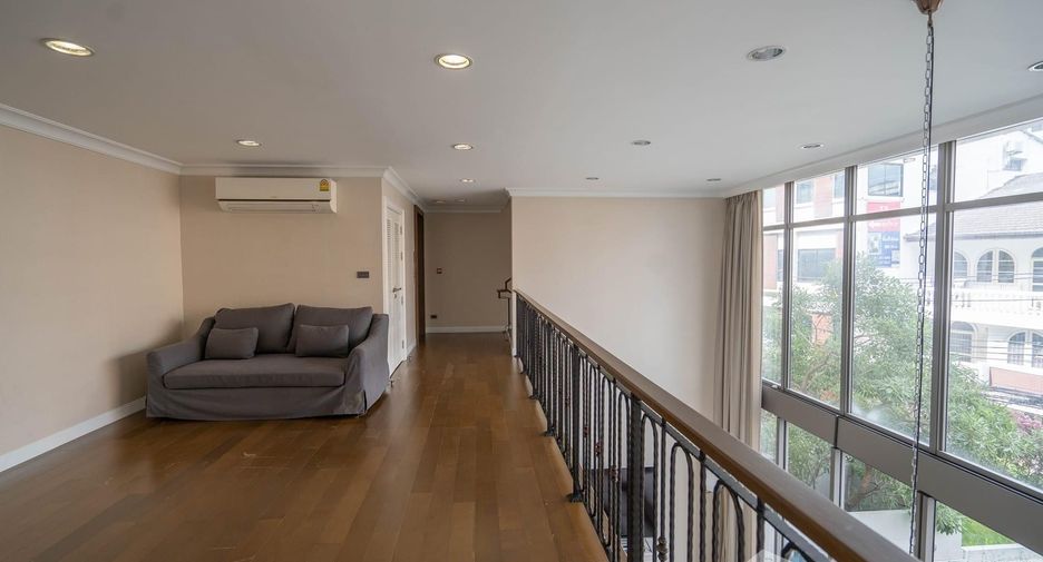 Casa adosada en venta de 4 habitaciones en Watthana, Bangkok