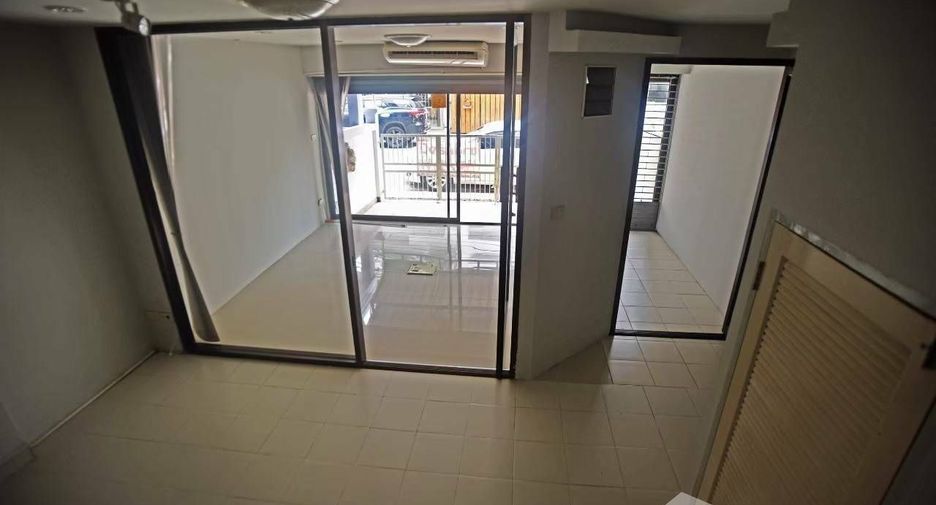 For sale 3 bedrooms townhouse in Wang Thonglang, Bangkok