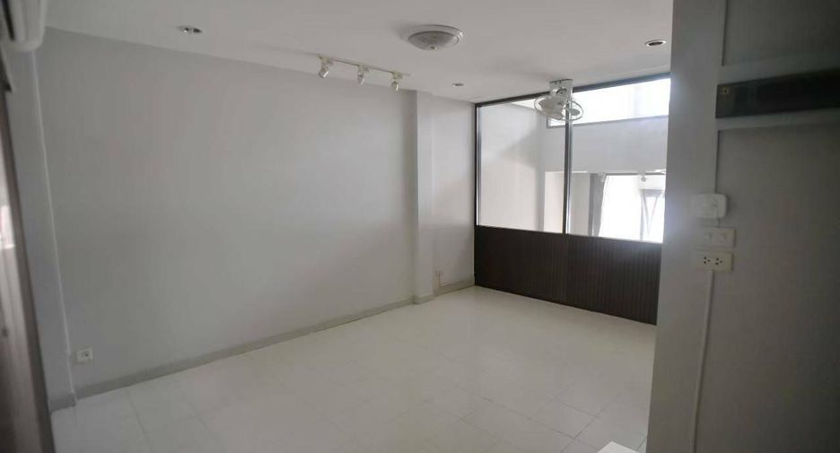 For sale 3 bedrooms townhouse in Wang Thonglang, Bangkok