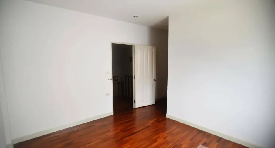 For sale 3 bedrooms townhouse in Wang Thonglang, Bangkok