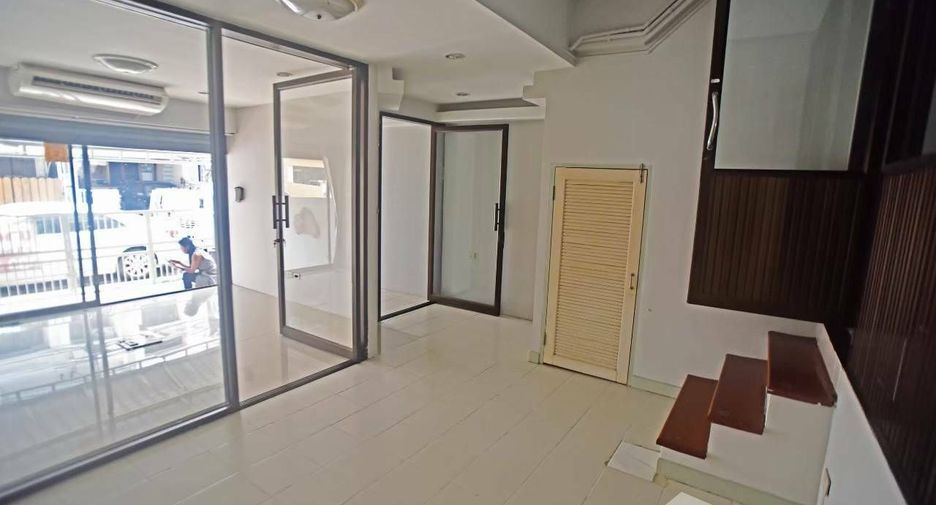 For sale 3 bedrooms townhouse in Wang Thonglang, Bangkok