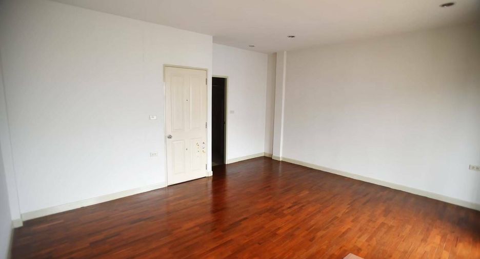 For sale 3 bedrooms townhouse in Wang Thonglang, Bangkok