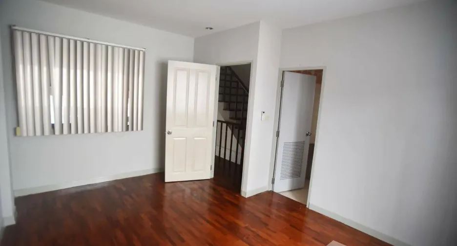 For sale 3 bedrooms townhouse in Wang Thonglang, Bangkok