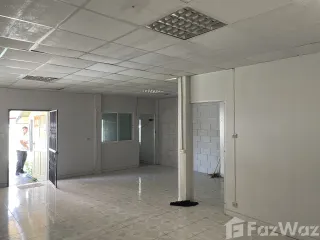 Casa adosada en venta y en alquiler de 3 habitaciones en Wang Thonglang, Bangkok