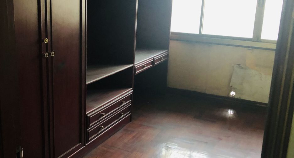 For sale 3 bedrooms townhouse in Khlong Toei, Bangkok