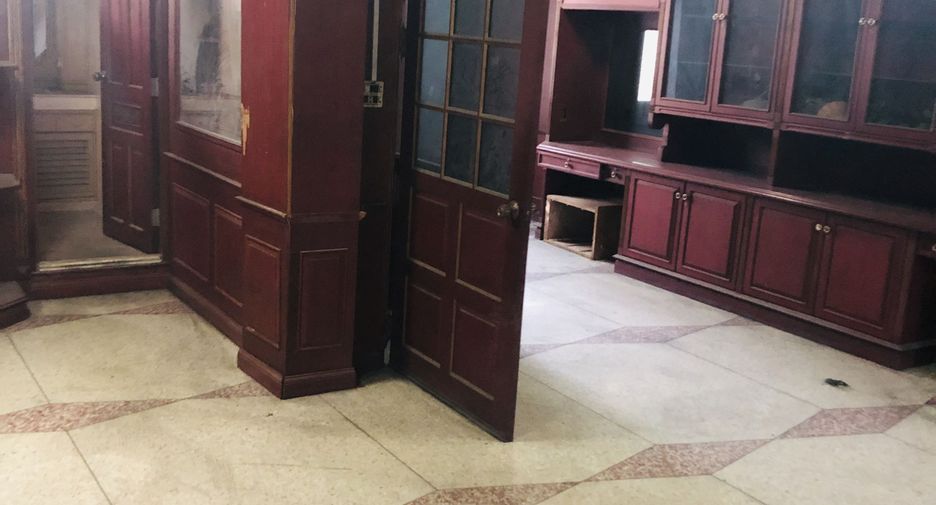 For sale 3 bedrooms townhouse in Khlong Toei, Bangkok