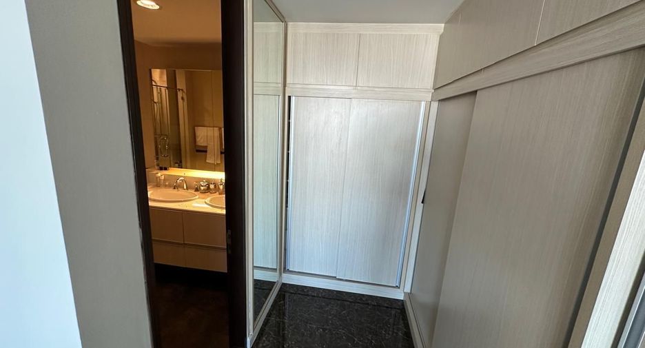 For sale 4 bedrooms condo in Khlong Toei, Bangkok