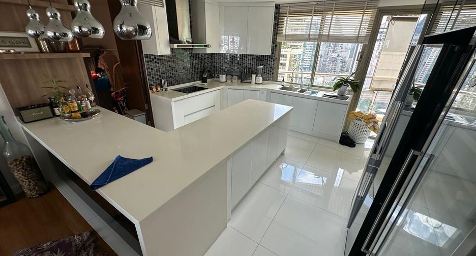 For sale 4 bedrooms condo in Khlong Toei, Bangkok