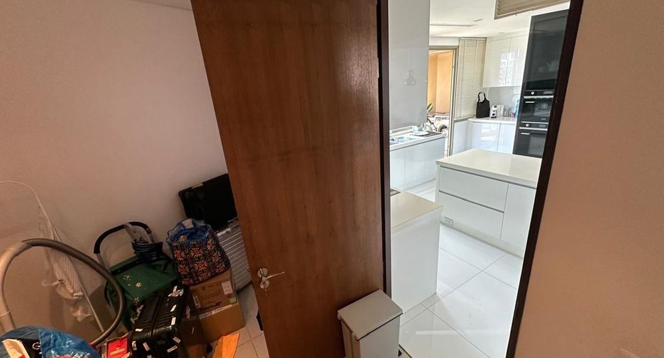 For sale 4 bedrooms condo in Khlong Toei, Bangkok