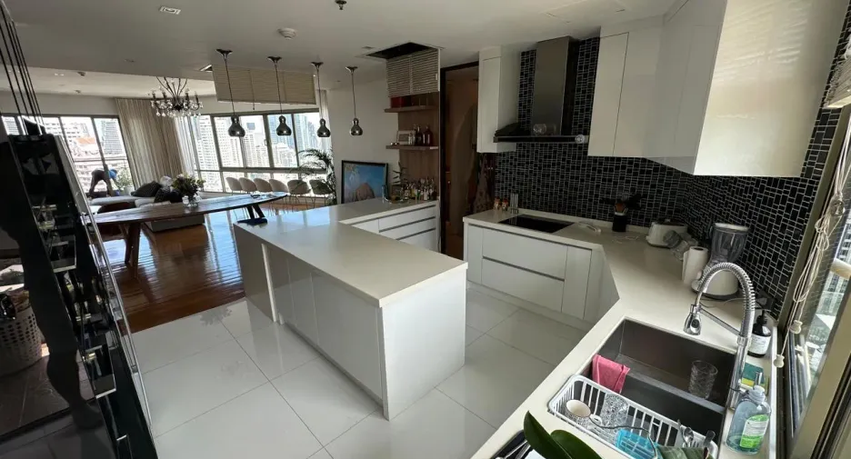 For sale 4 bedrooms condo in Khlong Toei, Bangkok
